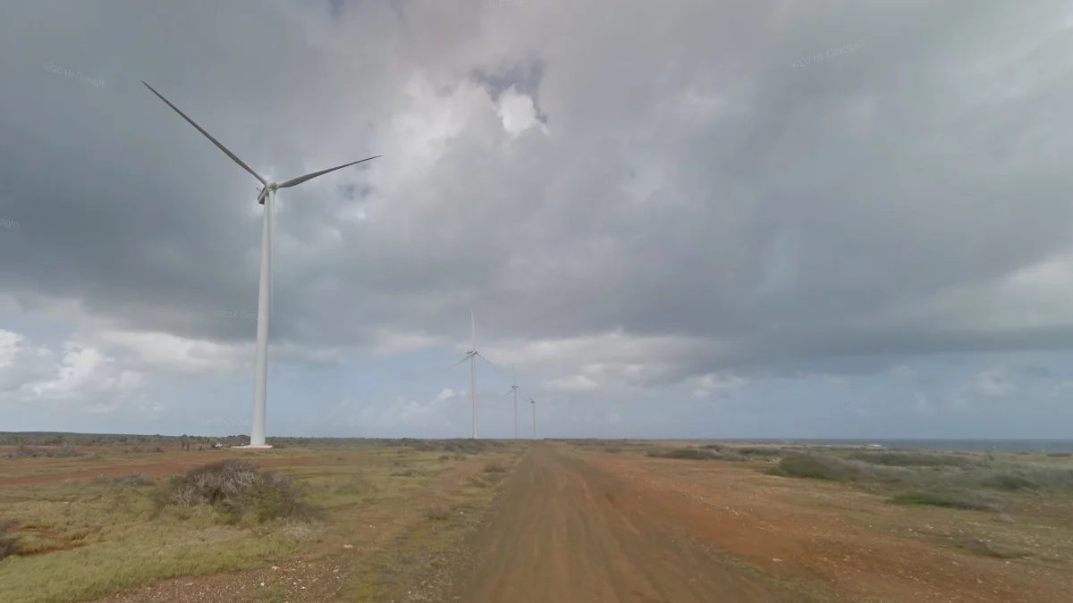 東南部風力發電場與多雨街景