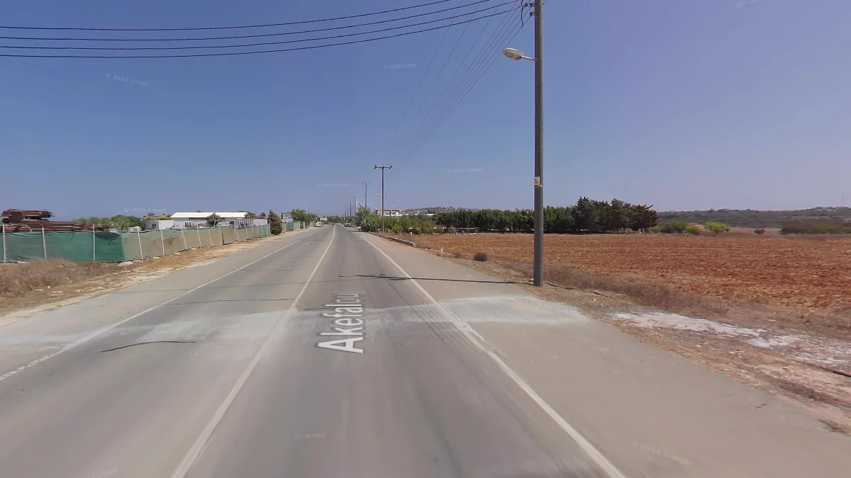 法馬古斯塔低畫質街景與平坦紅田