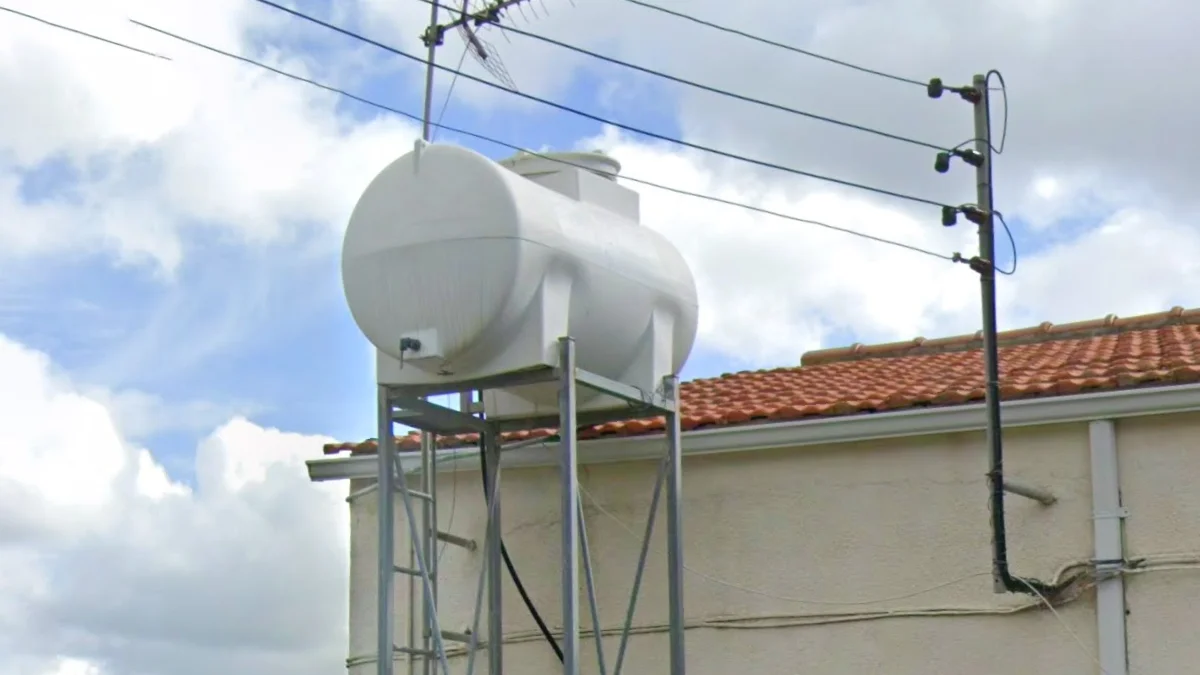 房屋頂部水平圓柱形白色水箱