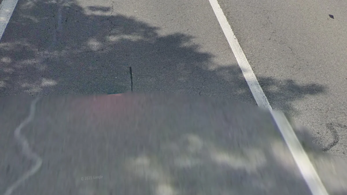 四代街景橋樑末端黑色標誌