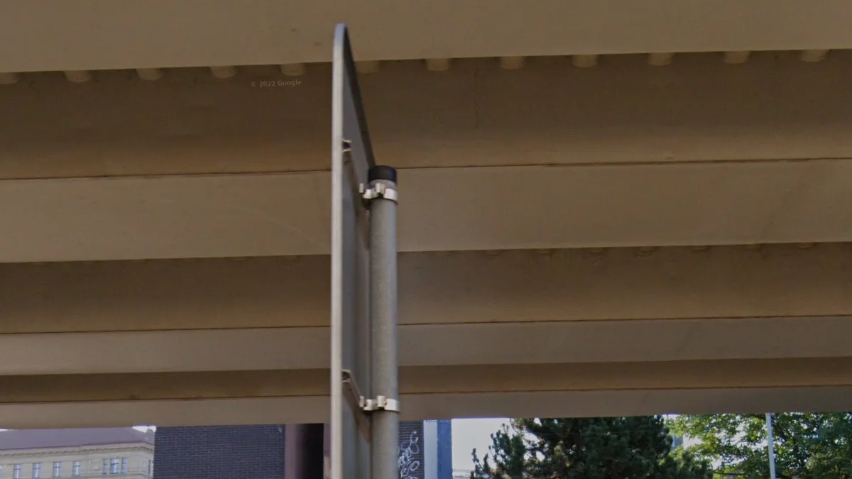 路標柱厚實黑色頂蓋