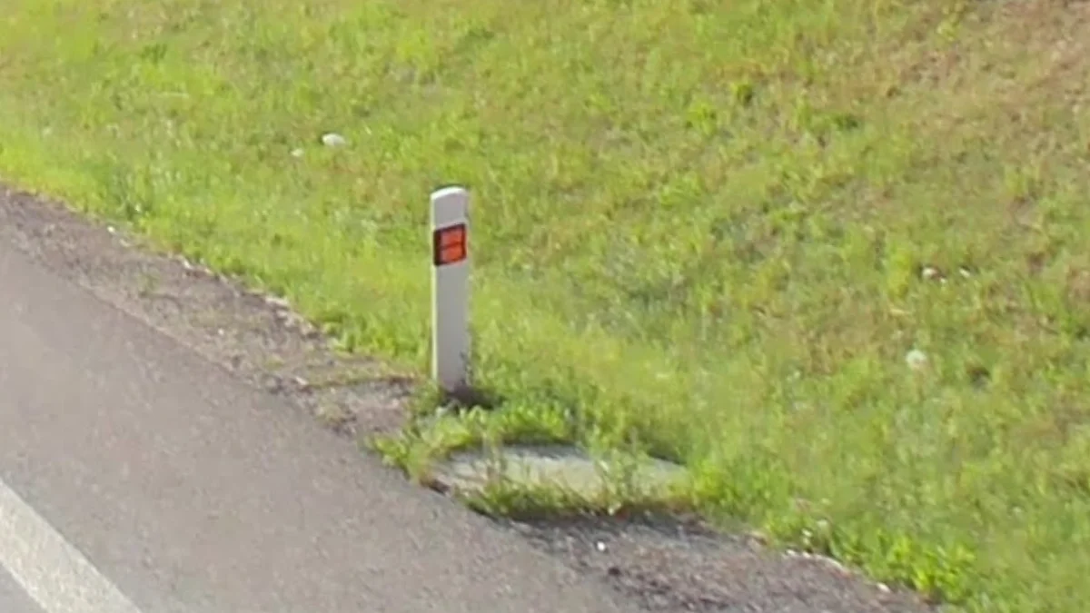 前方橙色雙反光片路樁