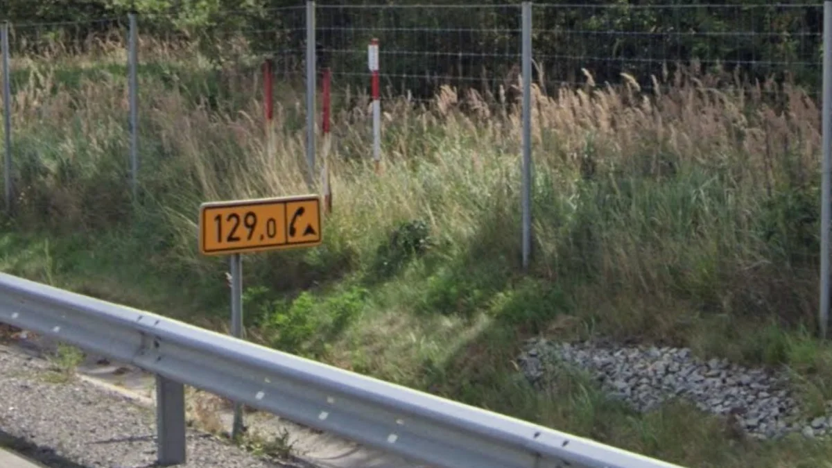 里程碑無黑色中線與黃色輪廓