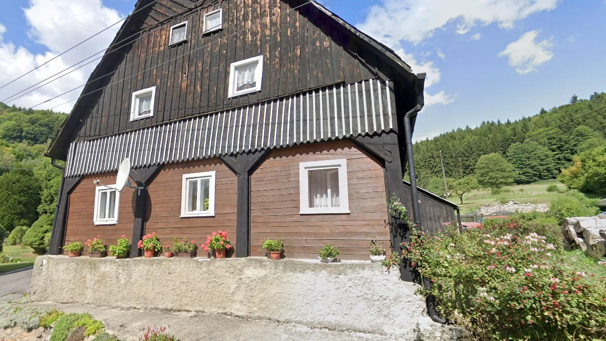 北部厚實深色木柱房屋