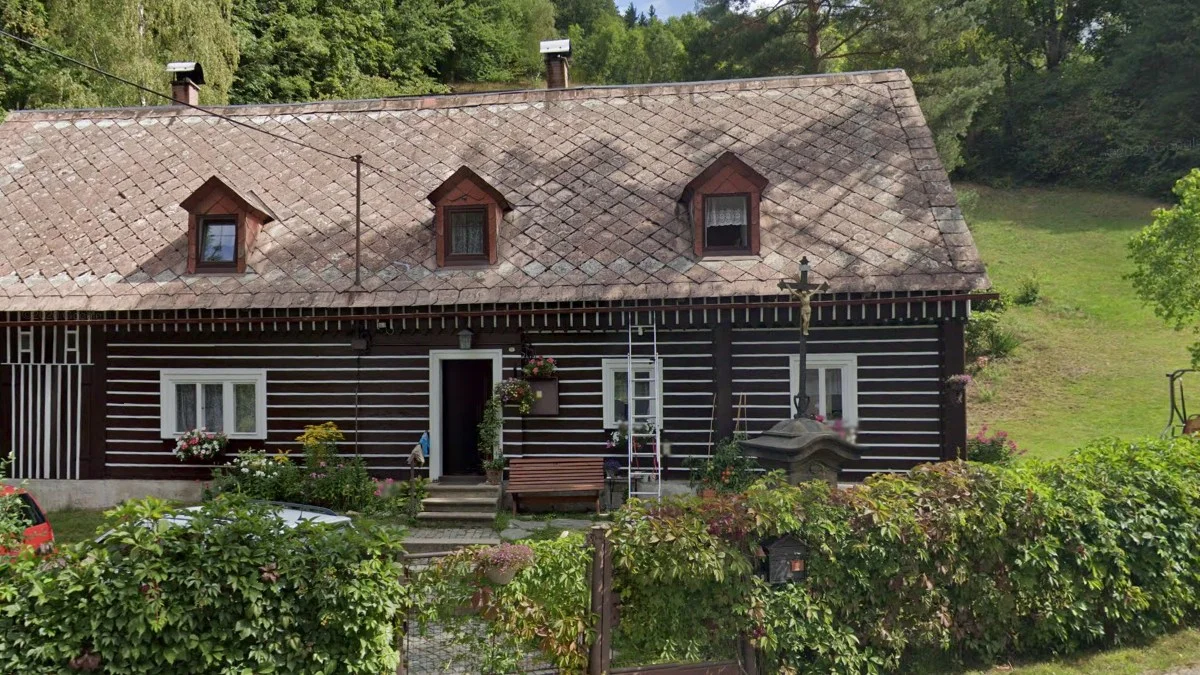 北部深色木屋透出白色條紋