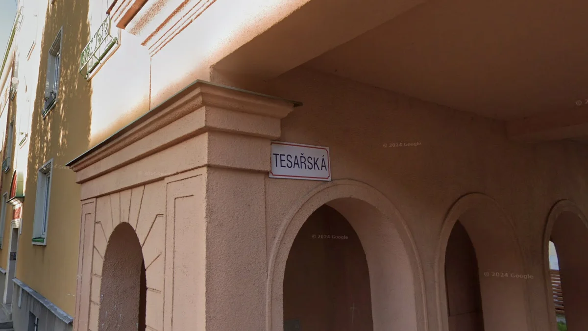 藍色文字紅色邊框白色街道標誌