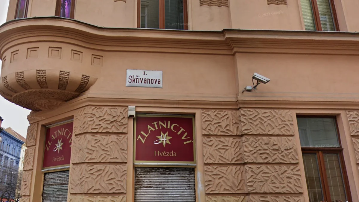 東部與南部紅色文字白色街道標誌