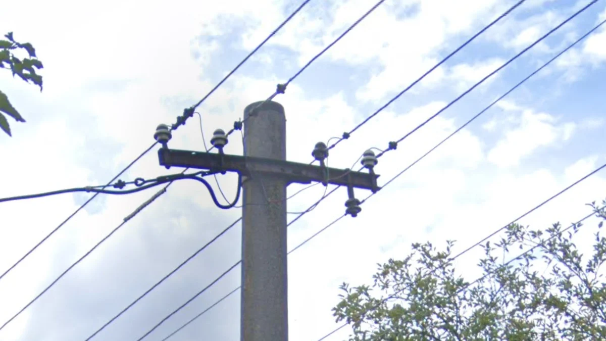 電線桿頂部短金屬條固定絕緣體