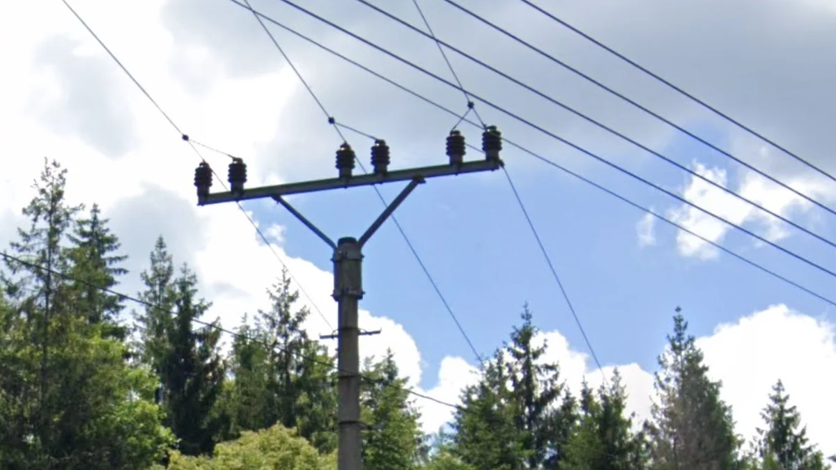 電線桿頂部倒三角形支撐桿