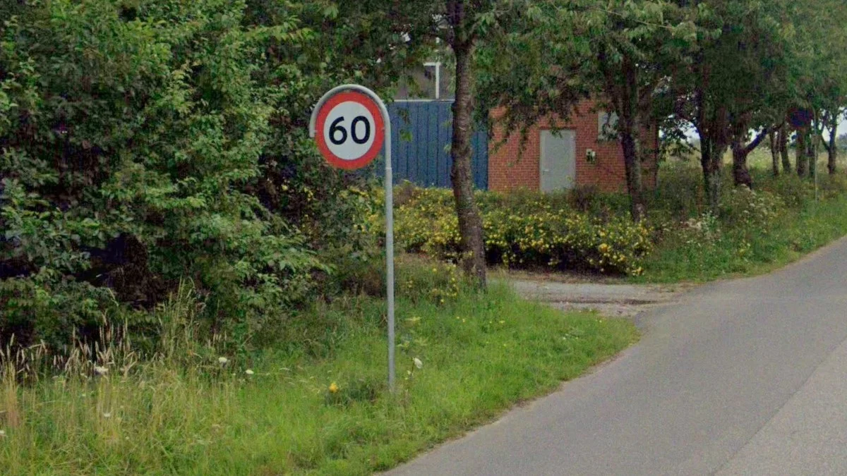 管道彎曲環繞的獨特指示牌