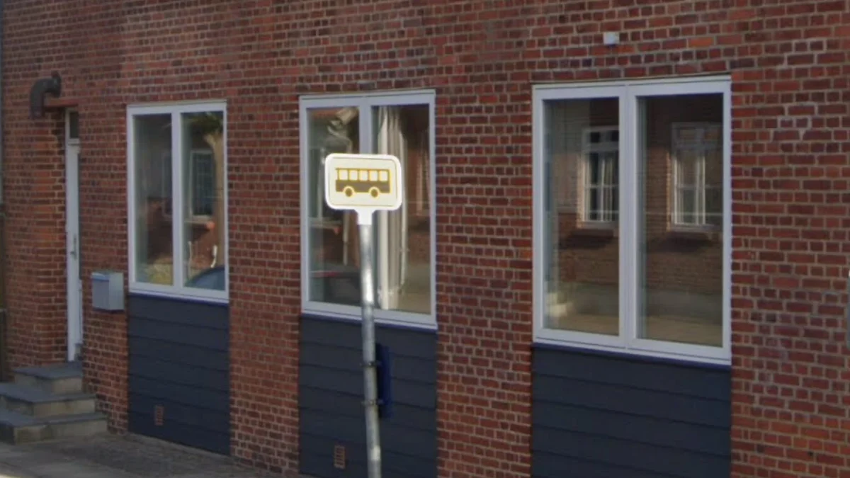 黑黃色公車站牌