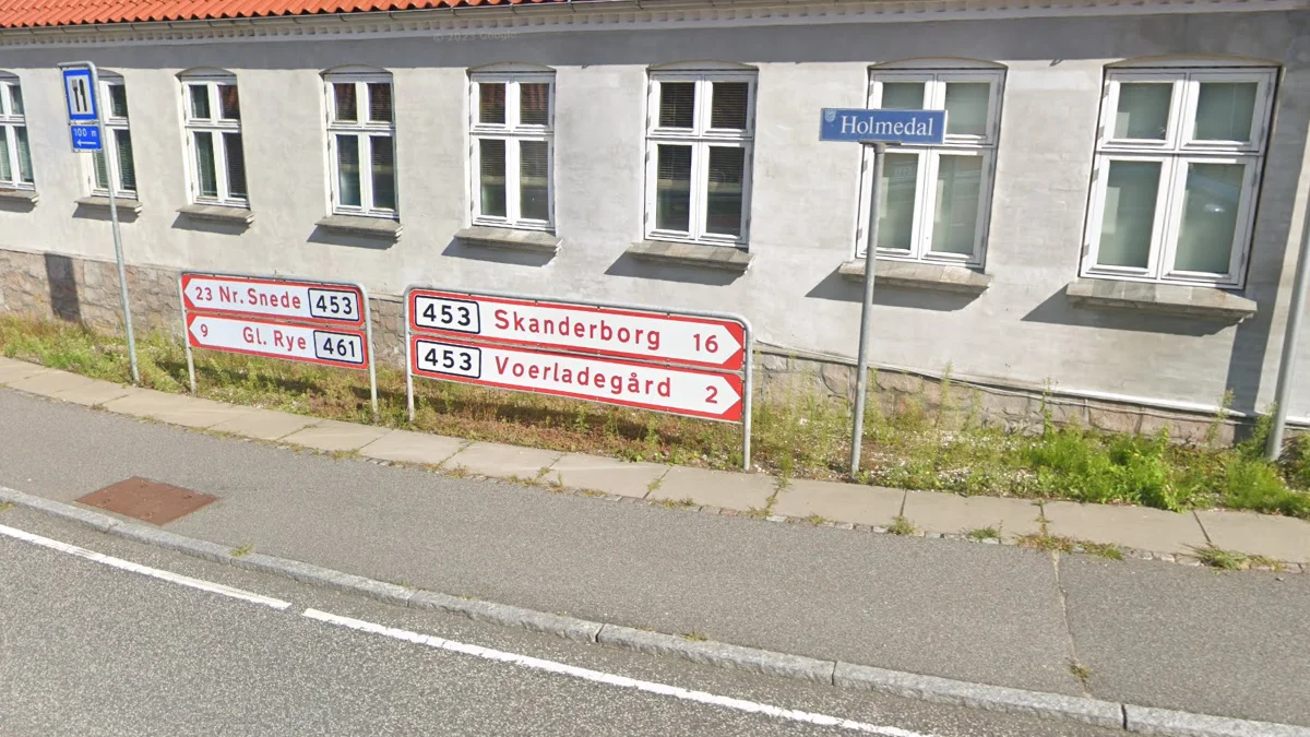 管道框住的低矮指示牌