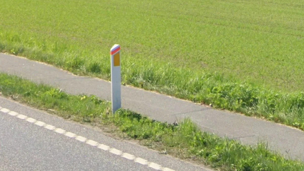 帶橙色條紋的白色護柱