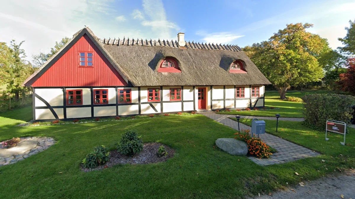 鄉村茅草屋頂與波紋屋頂