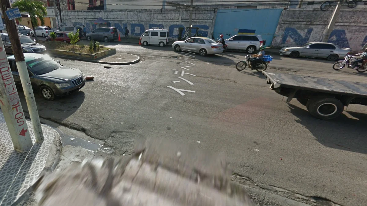 深色光滑瀝青路面