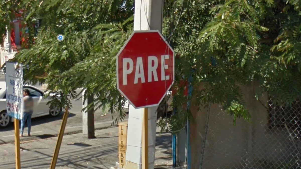 黃色標誌桿與「PARE」停車牌