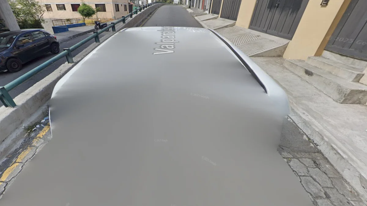 第四代白色皮卡車無天線