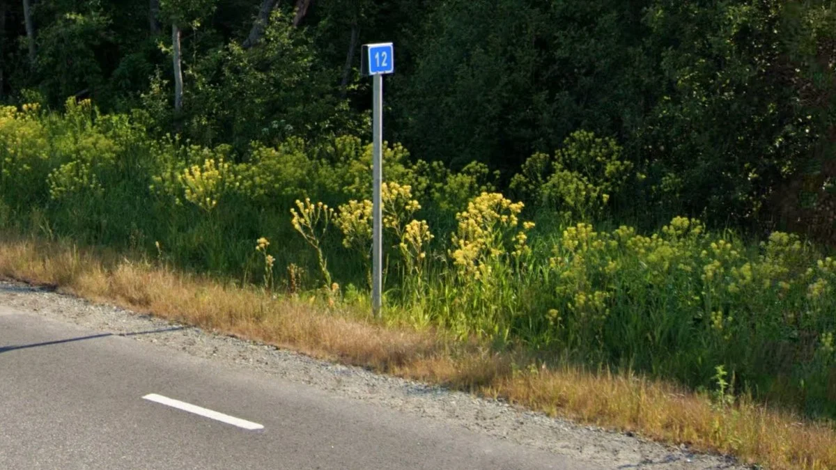 垂直於道路的公里標誌