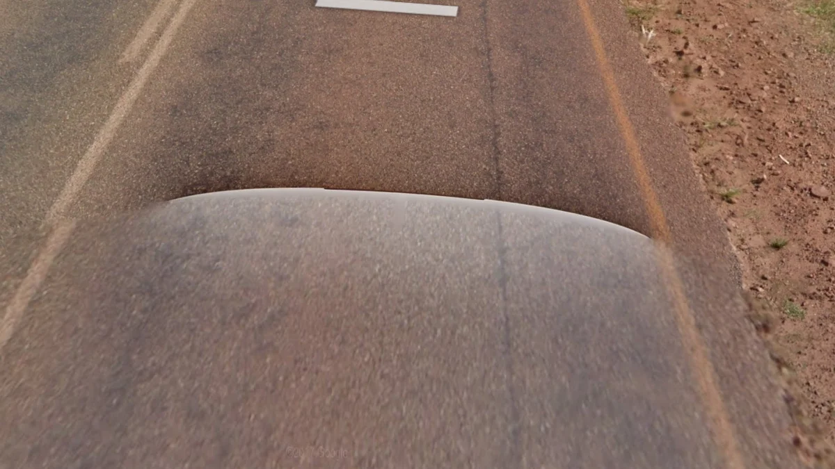 無天線白色街景車