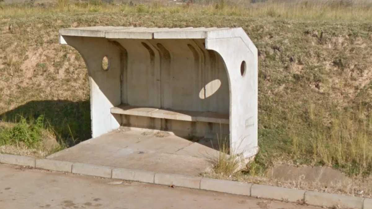 普遍的混凝土公車站