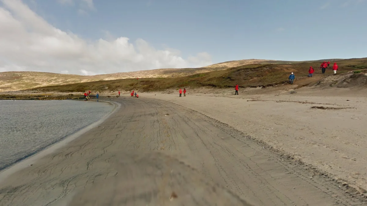 新島沙灘與遊客