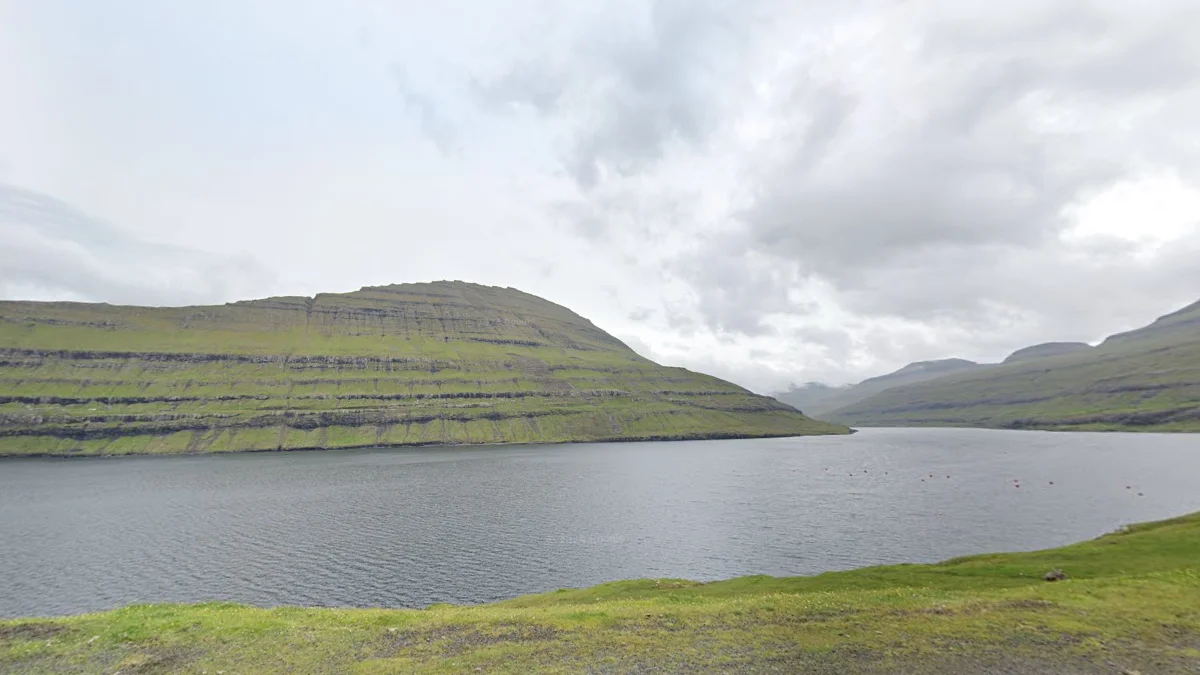 峽灣綠山與岩石脊線