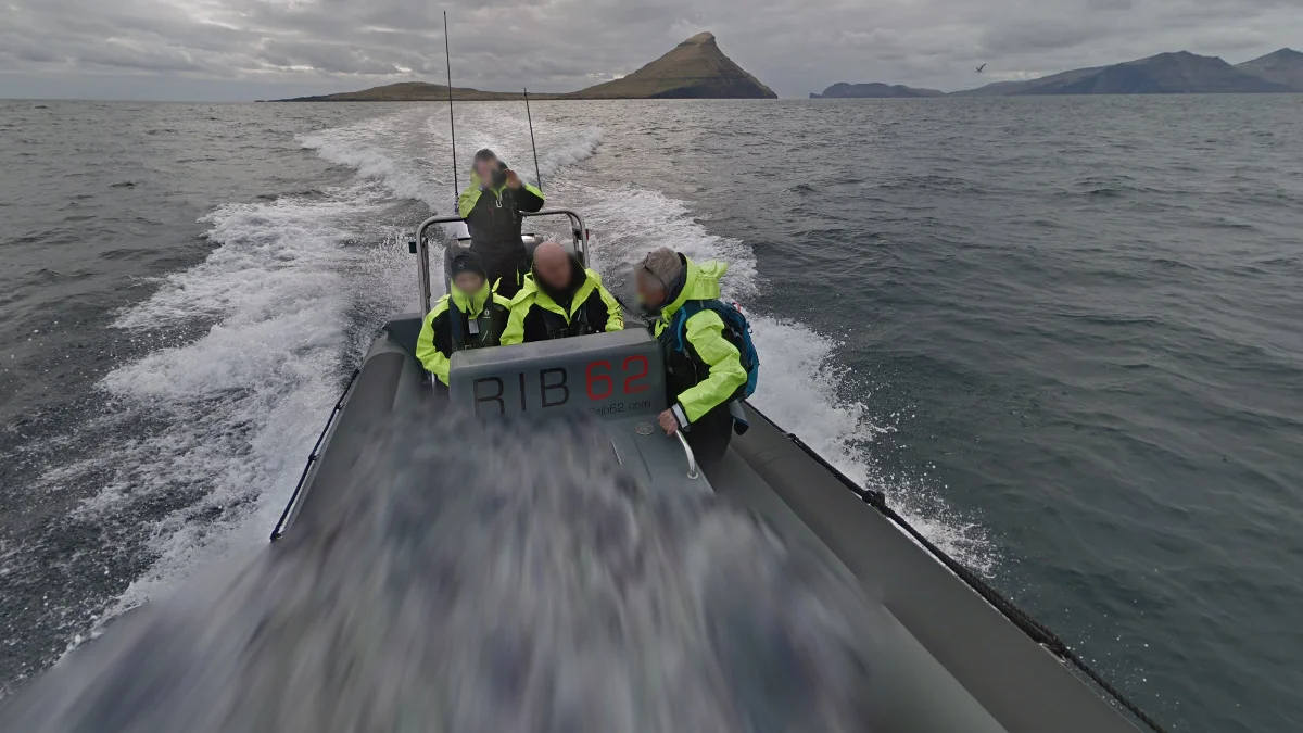 駛向科爾圖爾島灰色船隻