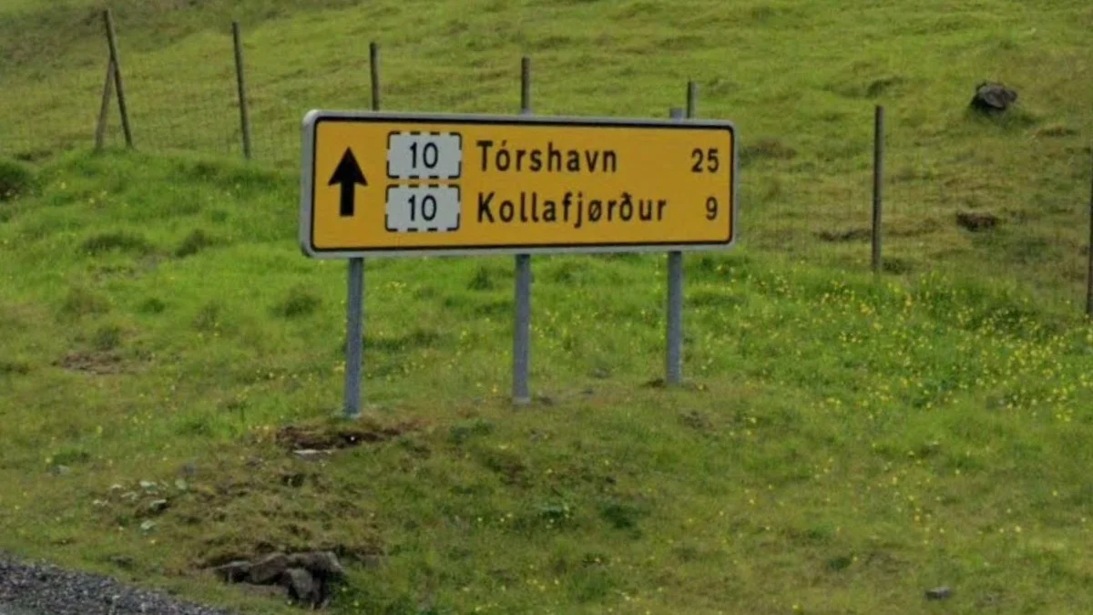 黃色細白邊方向牌