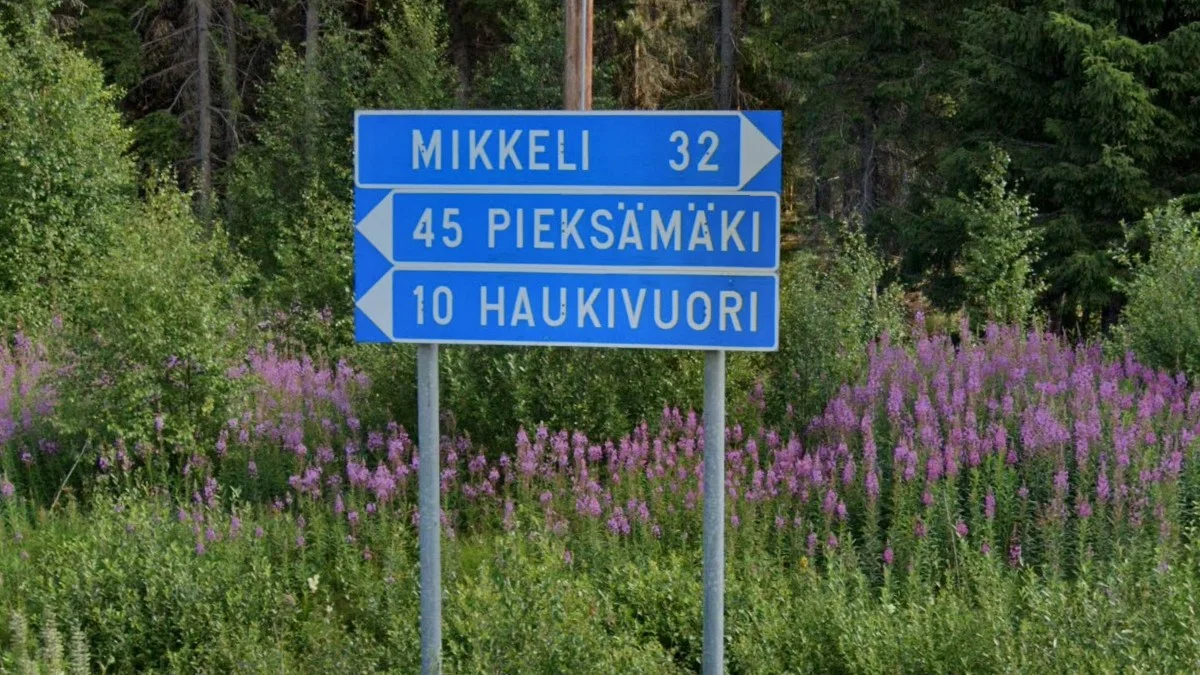 藍底白字方向指示牌