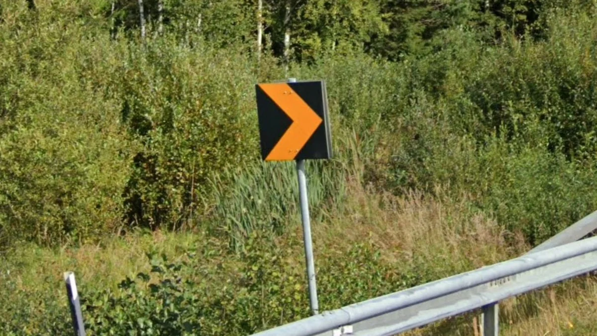 黑底黃箭頭V形標誌