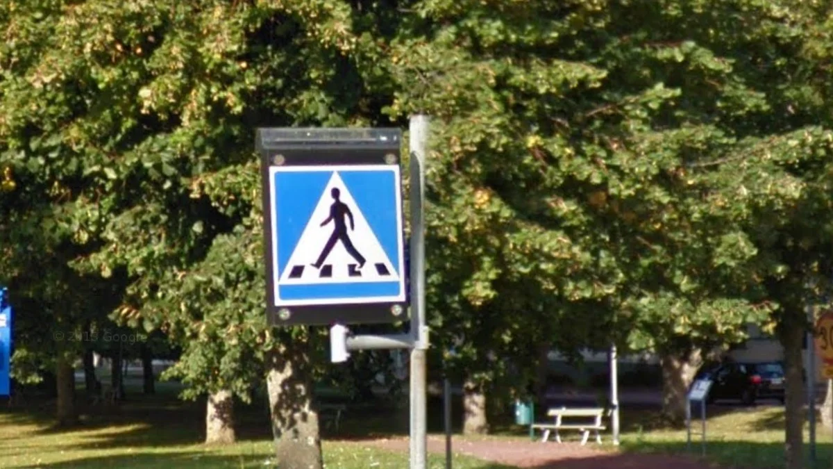 奧蘭群島四條紋行人標誌