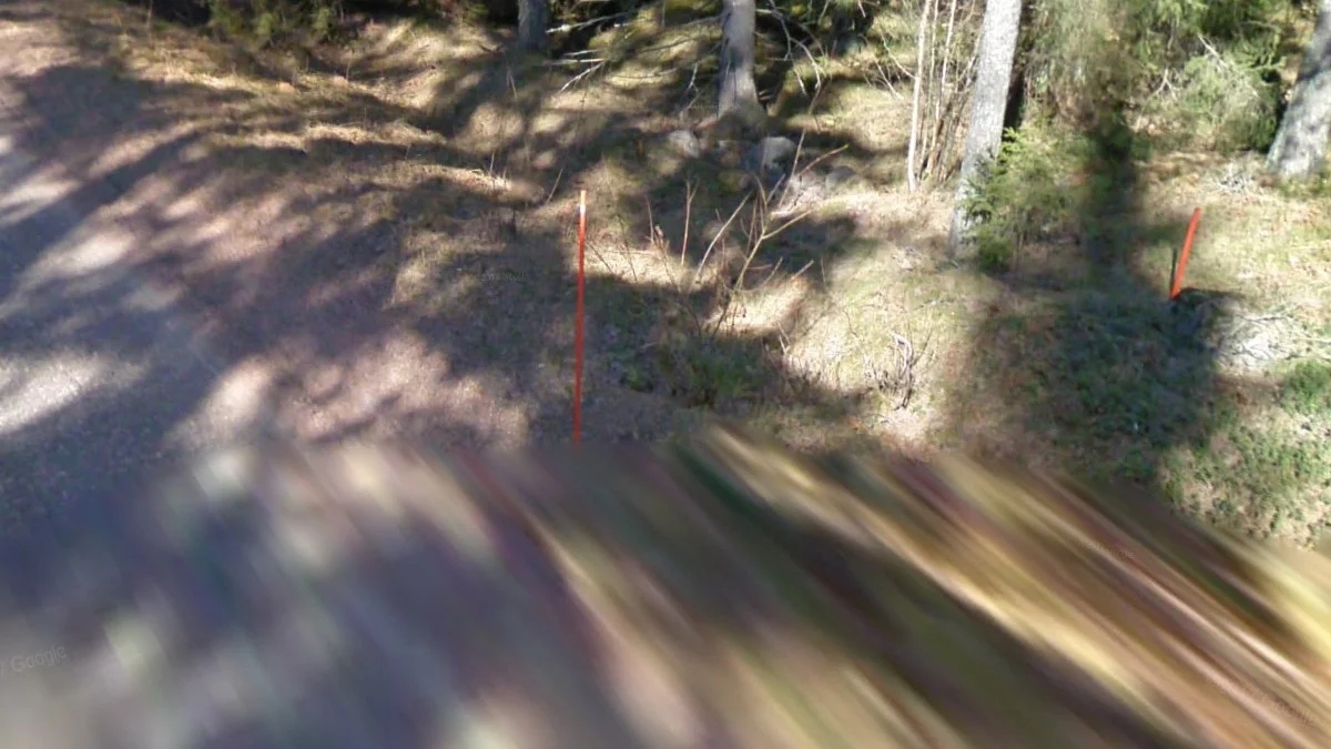 橙色雪樁與細白帶