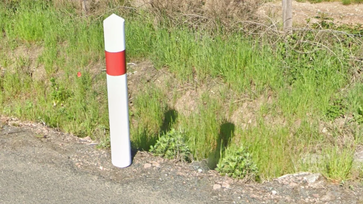 尖頂圓形白色護柱