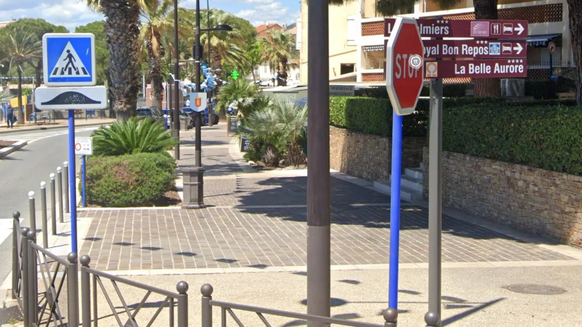 蔚藍海岸藍色標誌桿