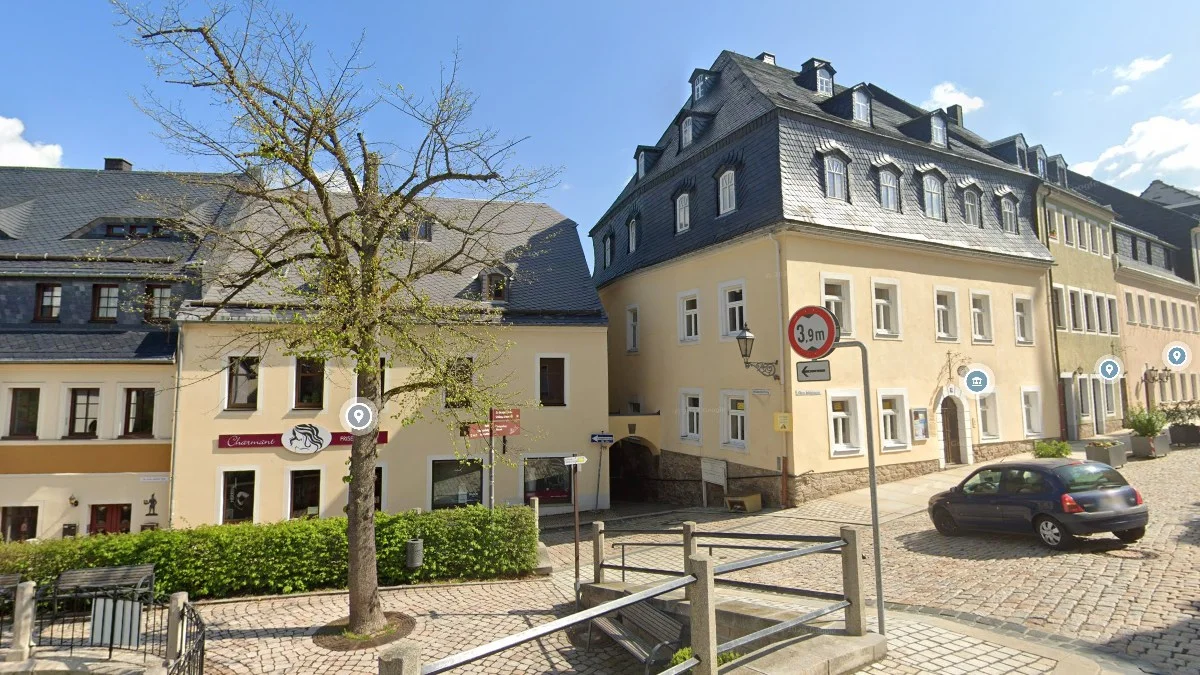 中部魚鱗狀黑色石板牆