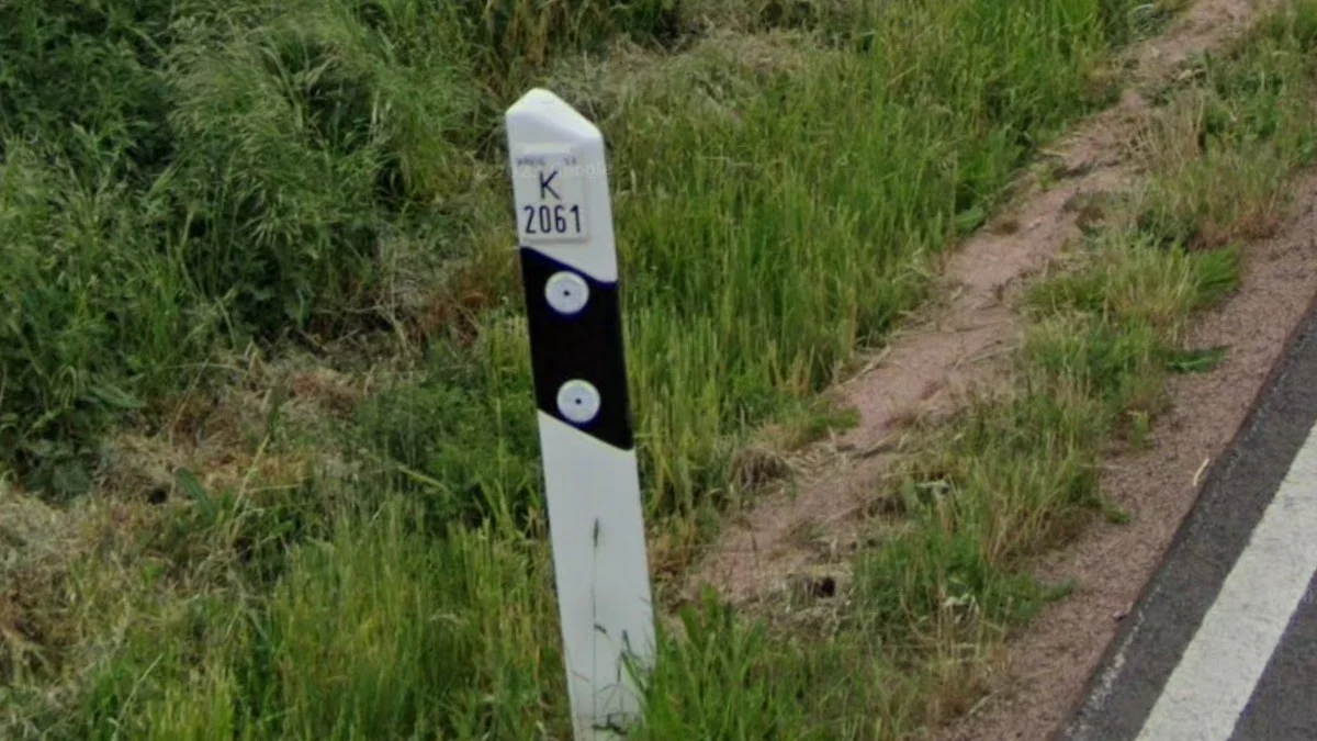 反光柱上的白色板子