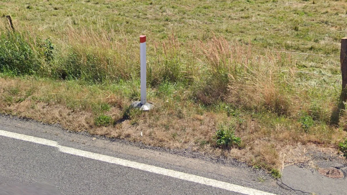 前東德紅白柱子