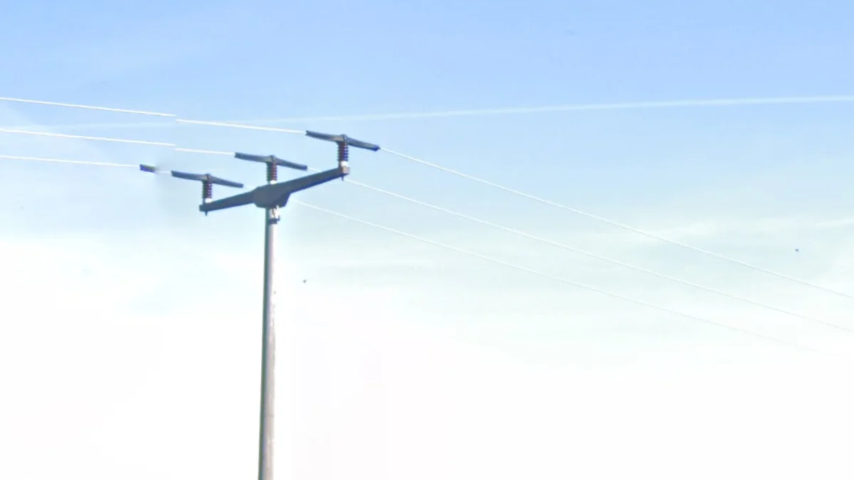 前東德橫桿中部加粗電線桿頂