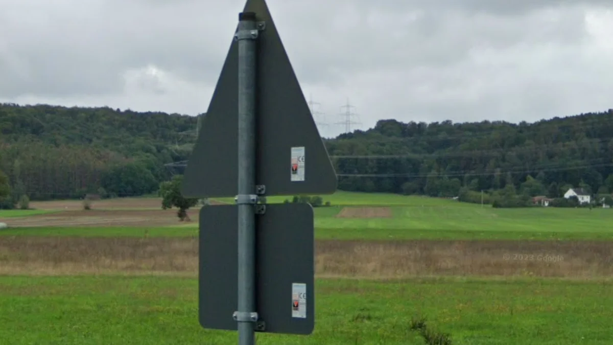 黑色或深灰色路牌背面