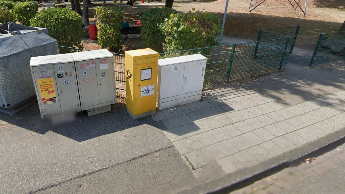 亮黃色郵筒與黑色標誌