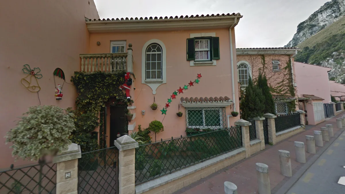 十二月街景中的聖誕裝飾