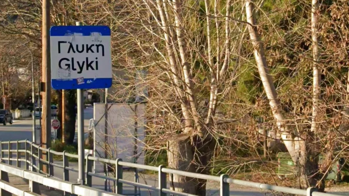 藍條紋白色城鎮入口標誌