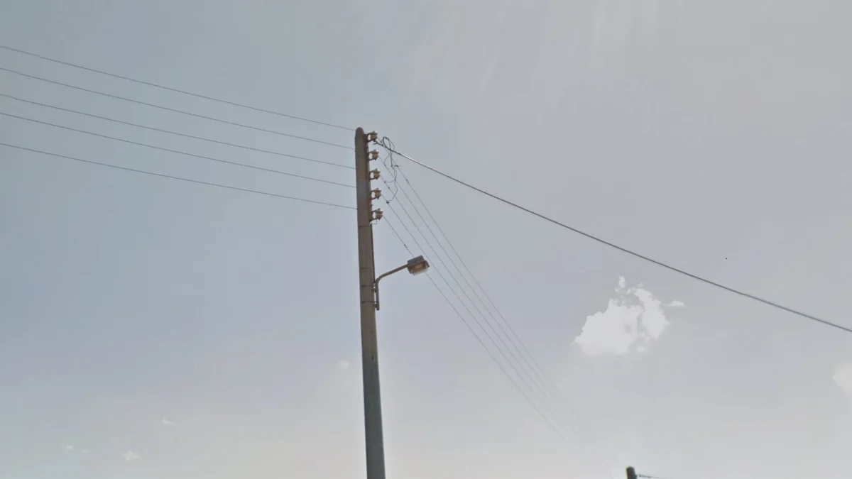 電線桿上的五個垂直絕緣子