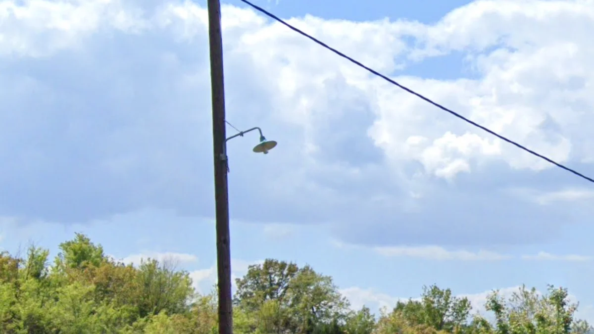 電線桿旁圓罩小燈