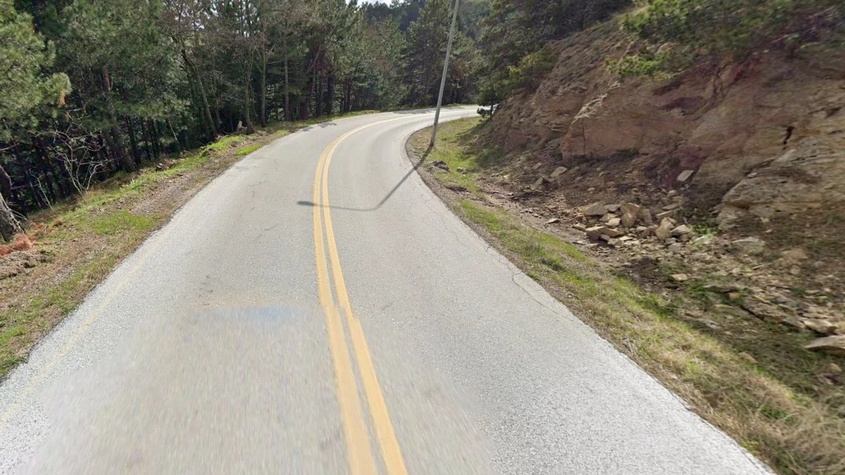 希臘常見黃色道路標線