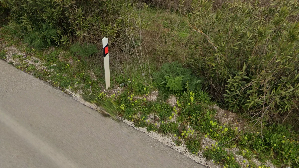 楔形近方形反光柱