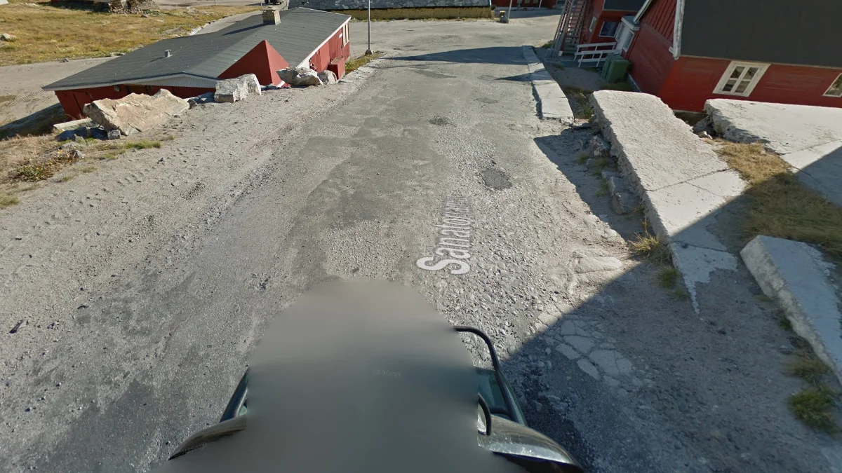 烏曼納克尖山與綠色雪地摩托