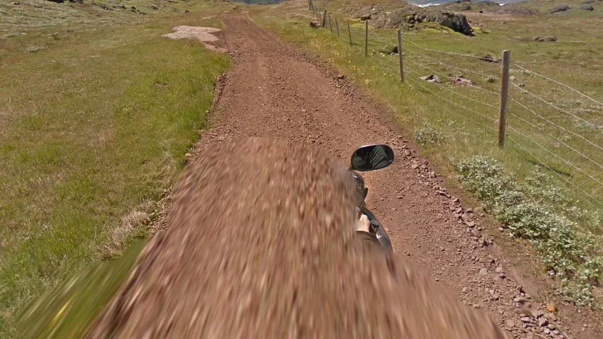 峽灣對岸黑沙灘車橘紫包