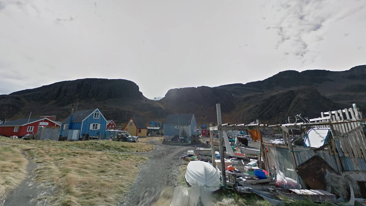 尼亞科爾納特上方深灰色巨岩