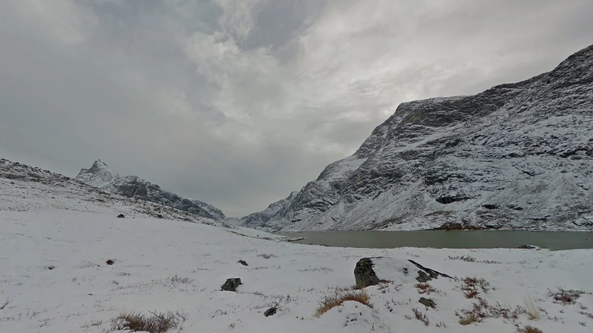 努克東部積雪尖山